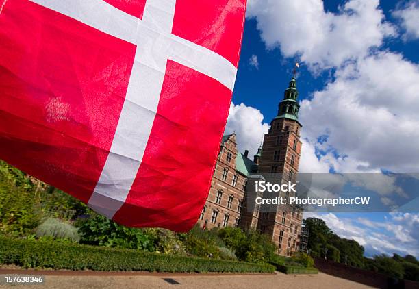 Foto de Bandeira Dinamarquesa E Castelo De Rosenborg e mais fotos de stock de Azul - Azul, Bandeira, Bandeira Dinamarquesa