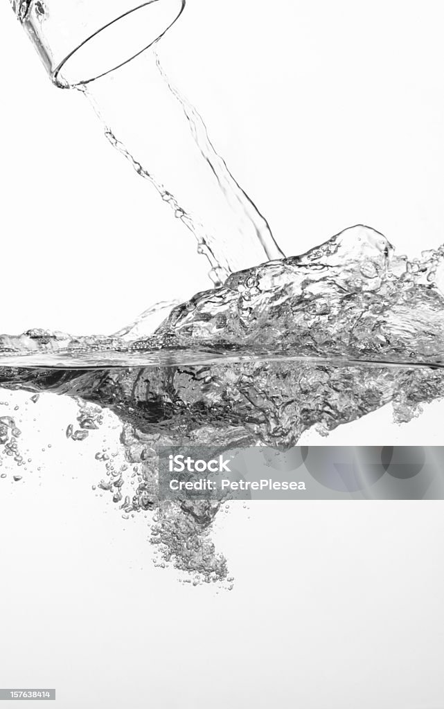 Fluxo de água e mergulhe em uma taça - Foto de stock de Preto e branco royalty-free