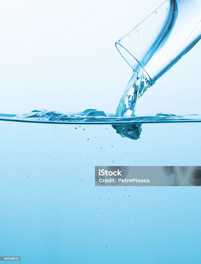 Bleu clair de l'eau qui coule dans un verre - Photo de Abstrait libre de droits