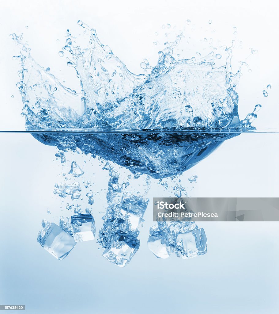 Cubetti di ghiaccio spruzzi in acqua - Foto stock royalty-free di Acqua
