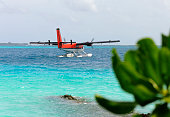 wasserflugzeug-auf-einem-maledivischen-island-mit-unscharf-plant.jpg?b=1&s=170x170&k=20&c=VY9xwuB7p5WAsuZ_Jf1-bXZKPgN9zanIvBqOwjxucJ0=