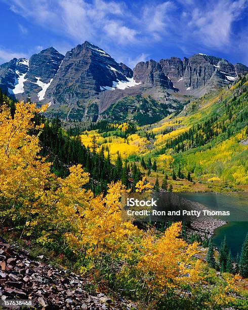 Foto de Maroon Bells Outono Com Árvores De Aspen e mais fotos de stock de Colorado - Colorado, Montanha, Cordilheira