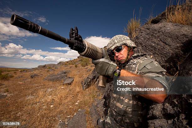 Specjalne Wojskowe Ops Soldier Strzelać O Napaść Karabin - zdjęcia stockowe i więcej obrazów 4-go lipca