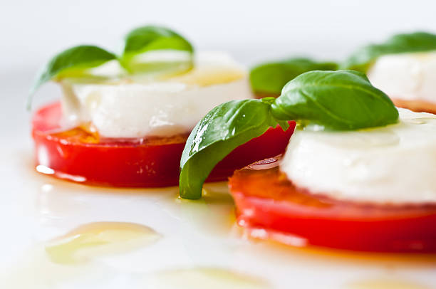 deliziosa insalata caprese - mozzarella tomato salad italy foto e immagini stock