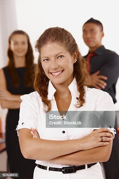 Retrato De Jovem Mulher De Negócios E Equipe - Fotografias de stock e mais imagens de 20-24 Anos - 20-24 Anos, 20-29 Anos, Adulto