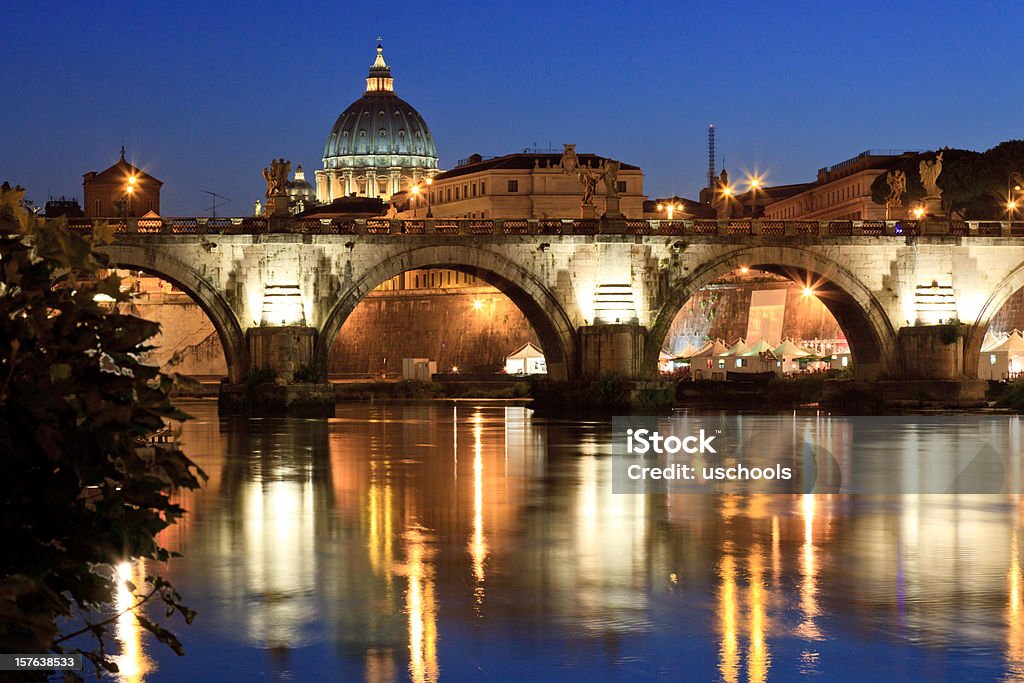 Рим в сумерках: St Peter Basilica в отражение - Стоковые фото Архитектура роялти-фри