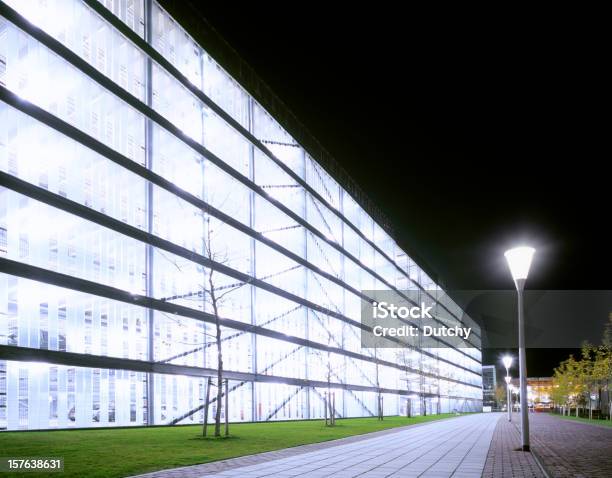 Photo libre de droit de Soirée Image Dune Aire De Stationnement Couverte Bien Éclairée banque d'images et plus d'images libres de droit de Nuit