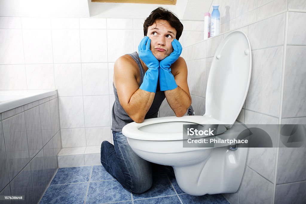 Limpieza hombre joven en el baño - Foto de stock de Váter libre de derechos