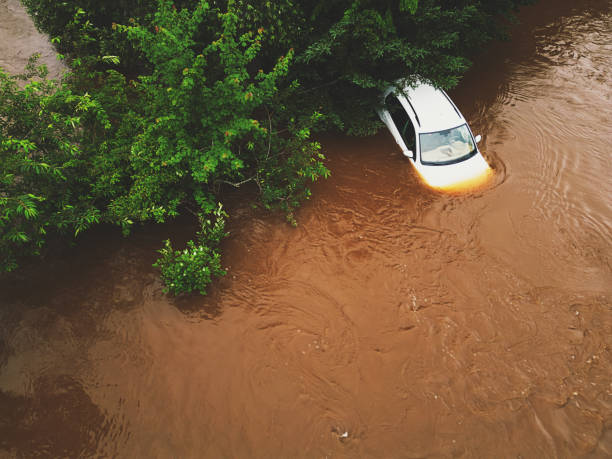Carro perdido na enchente - foto de acervo