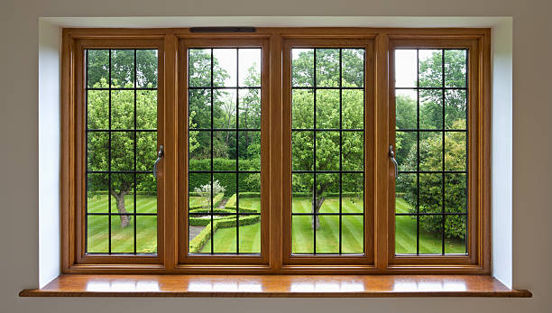 vista al jardín a través de la ventana de vidrio de plomo - wood window fotografías e imágenes de stock