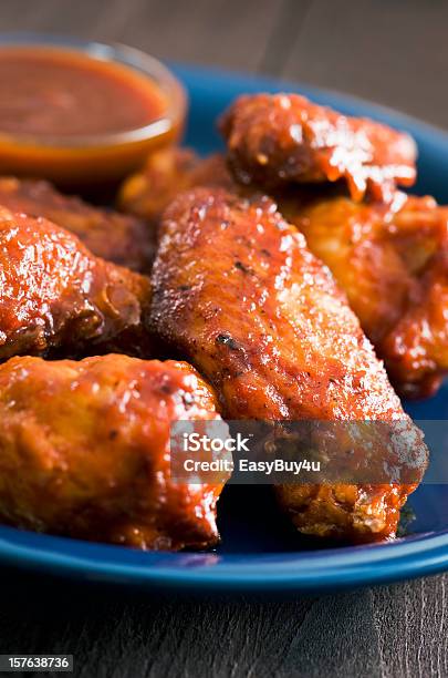 Buffalo Chicken Wings Stockfoto und mehr Bilder von Barbecuesoße - Barbecuesoße, Bildschärfe, Blau