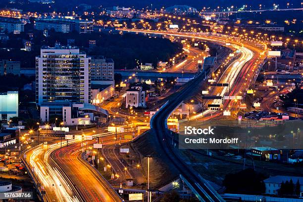 Iluminado Cidade Da Estrada À Noite - Fotografias de stock e mais imagens de Estrada principal - Estrada principal, Rússia, Carro