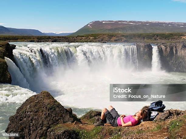 Женщина Hiker В Состоянии Покоя — стоковые фотографии и другие картинки Водопад Годафосс - Водопад Годафосс, Женщины, Myvatn