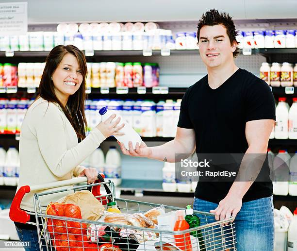 웃는 젊은 커플입니다 쇼핑하다 우유관 위해 몸을 사람들에 대한 스톡 사진 및 기타 이미지 - 사람들, 안기, 우유 병