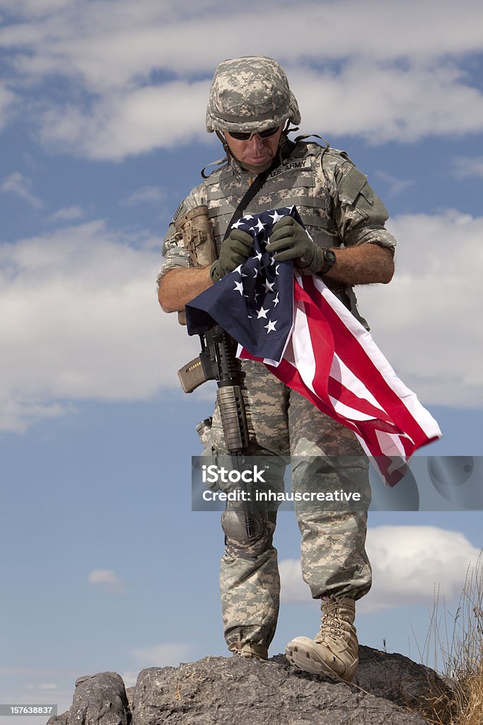 Operações Especiais soldado olhando em uma bandeira americana - Foto de stock de Afeganistão royalty-free