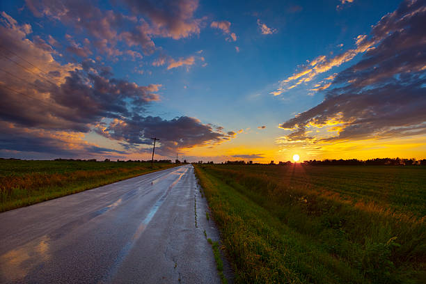 fantástico midwest rural pôr do sol depois pesados rains - wet places imagens e fotografias de stock