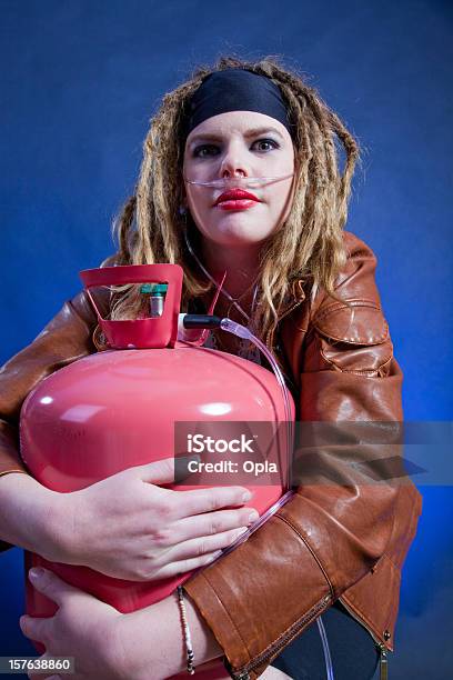 Mujer En Un Tanque De Retención De Oxígeno Médica Foto de stock y más banco de imágenes de Abierto - Abierto, Aparato de respiración, Inflamable