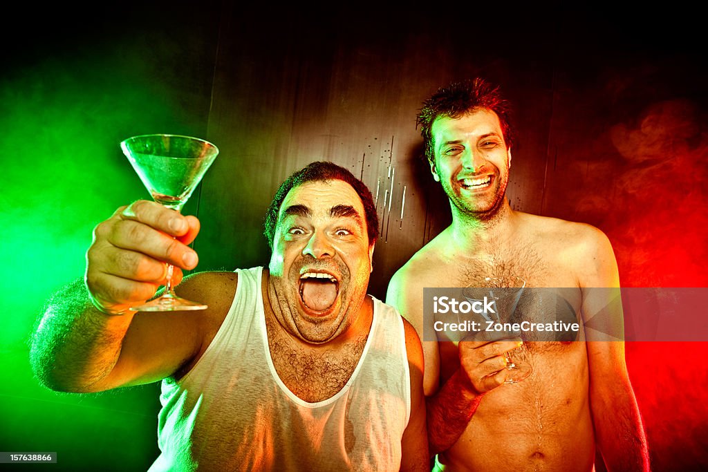 Zwei Männer mit drinks, cocktails in Rot Gelb Grün disco - Lizenzfrei Aktivitäten und Sport Stock-Foto