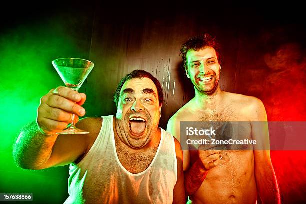 Zwei Männer Mit Drinks Cocktails In Rot Gelb Grün Disco Stockfoto und mehr Bilder von Aktivitäten und Sport