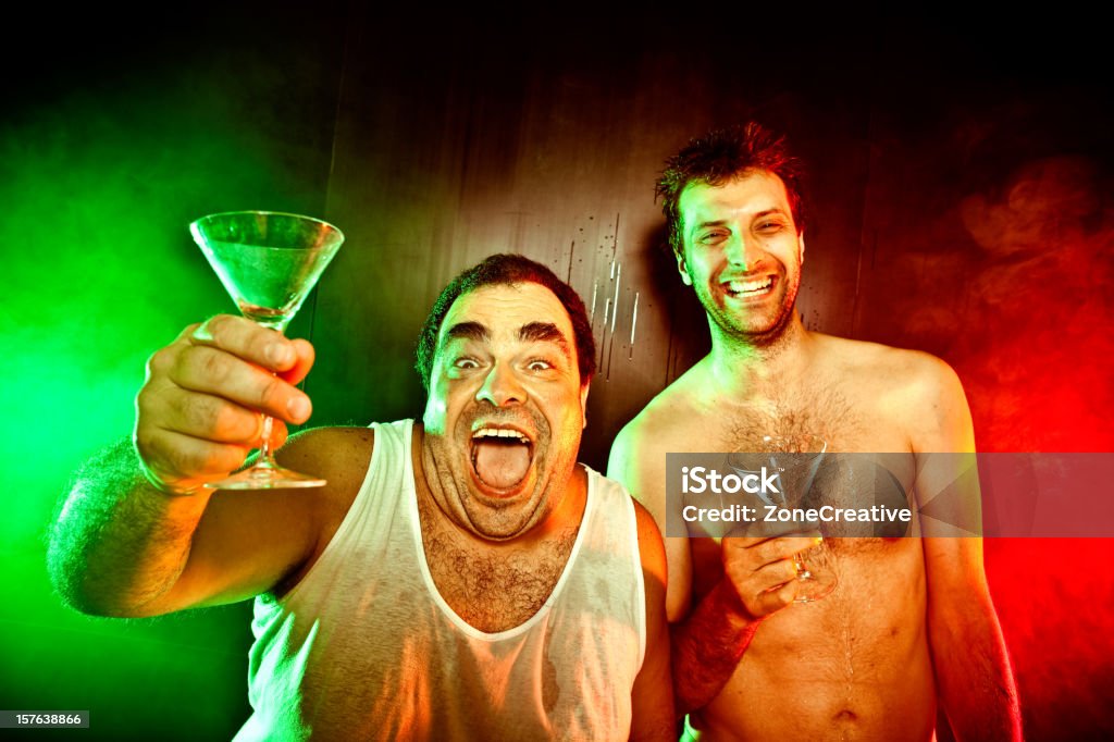 Dois homens com bebidas e coquetéis grite em vermelho Verde de discoteca - Foto de stock de Adulto royalty-free