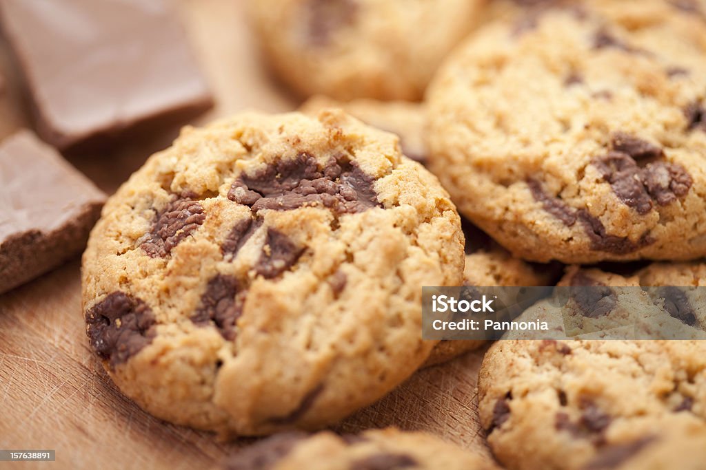 Печенье с кусочками шоколада - Стоковые фото Без людей роялти-фри