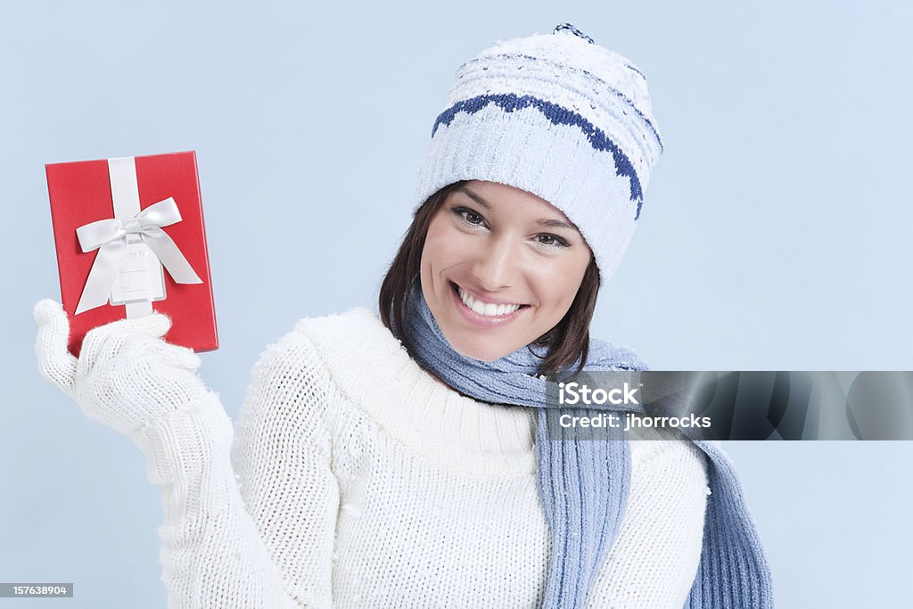 Atractiva mujer joven en Jersey con caja de regalo roja - Foto de stock de 18-19 años libre de derechos