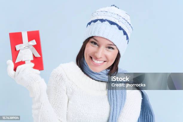 Atractiva Mujer Joven En Jersey Con Caja De Regalo Roja Foto de stock y más banco de imágenes de 18-19 años