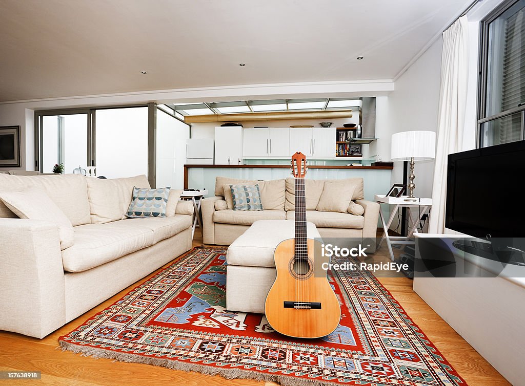 interior moderno de sala de estar con guitarra acústica clásico - Foto de stock de Alfombrilla persa libre de derechos
