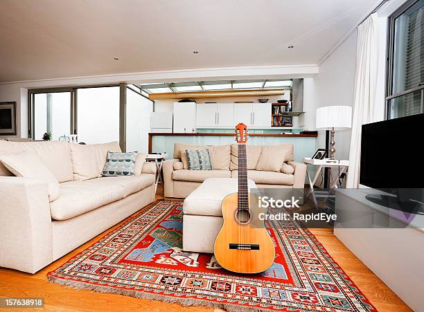 Interior Moderno De Sala De Estar Con Guitarra Acústica Clásico Foto de stock y más banco de imágenes de Alfombrilla persa