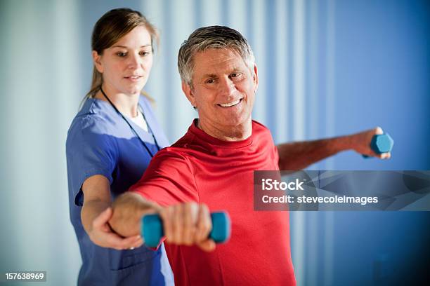 Foto de Homem Maduro Trabalhando Com Um Fisioterapeuta e mais fotos de stock de Fisioterapia - Fisioterapia, Academia de ginástica, Health Club