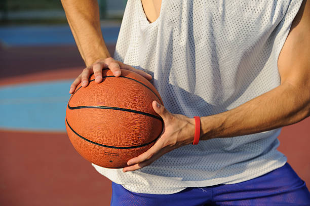 バスケットボール選手ための措置 - high schooler ストックフォトと画像