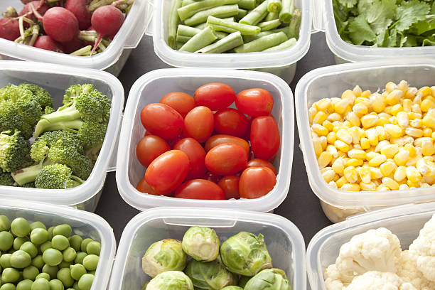 овощи в пластиковые контейнеры - plum tomato фотографии стоковые фото и изображения