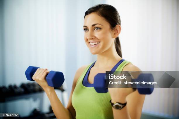 Mujer Joven Haciendo Brazo Curls Con Mancuernas Foto de stock y más banco de imágenes de 20 a 29 años - 20 a 29 años, Actividad física, Adulto