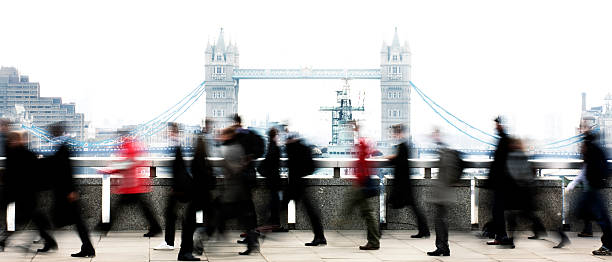 la ville déplacements - rush hour commuter crowd defocused photos et images de collection