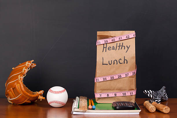 estilo de vida saludable y la educación - packed lunch lunch paper bag blackboard fotografías e imágenes de stock