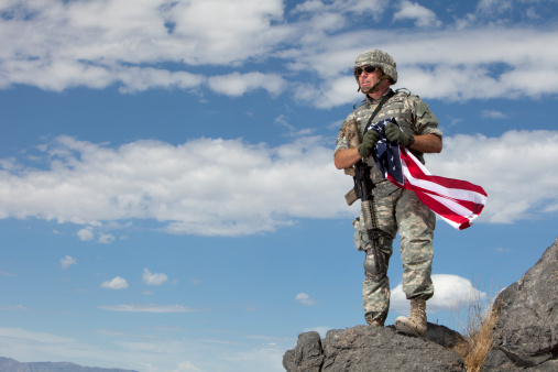 Especiales de operaciones militares soldier sostiene una bandera estadounidense photo