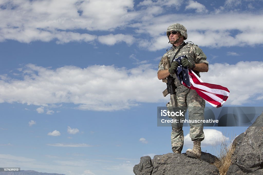 Especiales de operaciones militares soldier sostiene una bandera estadounidense - Foto de stock de Afganistán libre de derechos
