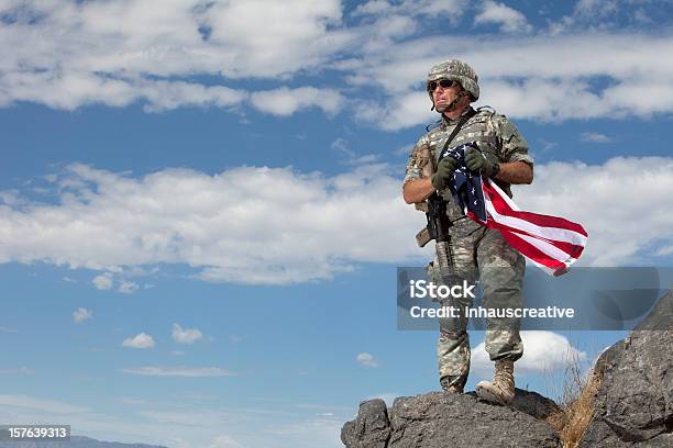 Foto de Especial De Operações Militares Soldier Segurando Uma Bandeira Americana e mais fotos de stock de Afeganistão