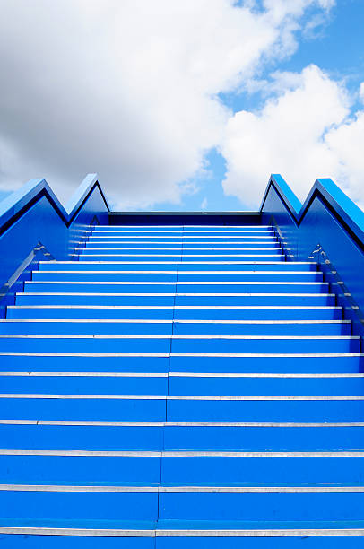 escalier du succès ciel bleu, berlin. - blue fin photos et images de collection