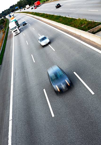 traffico su autostrada - trucking multiple lane highway freight transportation personal land vehicle foto e immagini stock