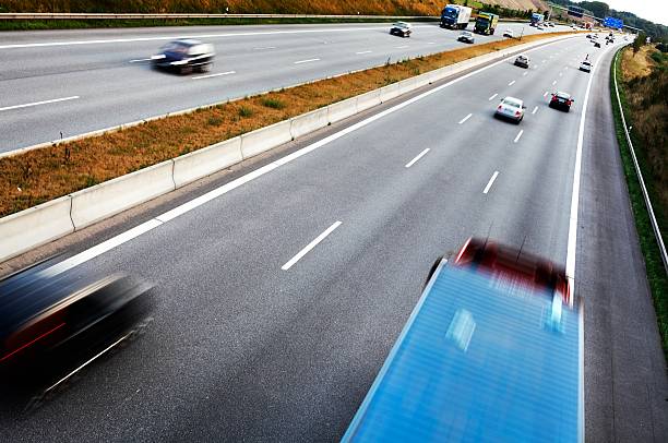 traffico su autostrada - trucking multiple lane highway freight transportation personal land vehicle foto e immagini stock