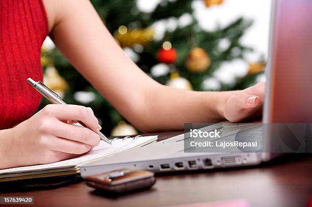 Foto de Fazer Uma Lista De Natal e mais fotos de stock de Adulto - Adulto, Cabelo Castanho, Cabelo Comprido