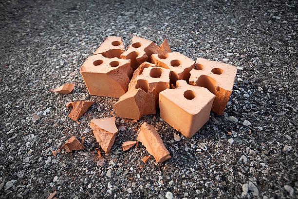 wypadek. złamana brick. - brick single object solid construction material zdjęcia i obrazy z banku zdjęć