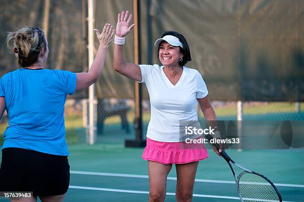 Zwycięstwo W Tenisa - zdjęcia stockowe i więcej obrazów Tenis - Tenis, Przybić piątkę, Starsze kobiety