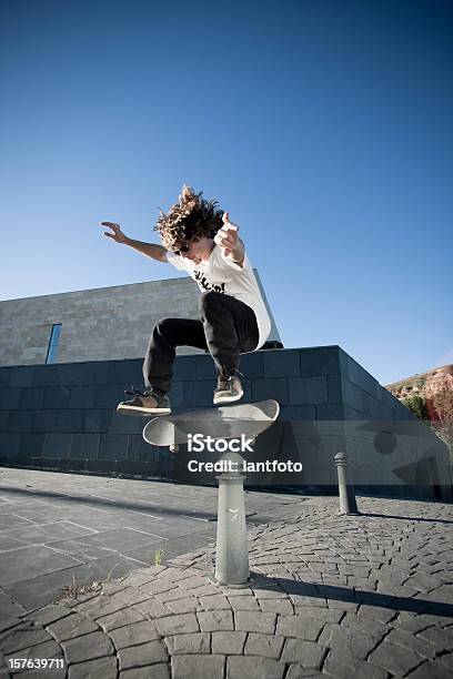 세로는 젊은 Skateboarder 아이에 대한 스톡 사진 및 기타 이미지 - 아이, 명랑한, 재미