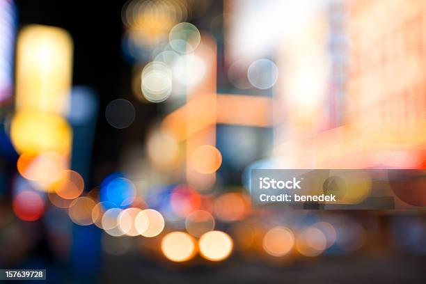 Borrosa Luces De La Ciudad De Coloridos Foto de stock y más banco de imágenes de Ciudad - Ciudad, Ciudad de Nueva York, Color - Tipo de imagen