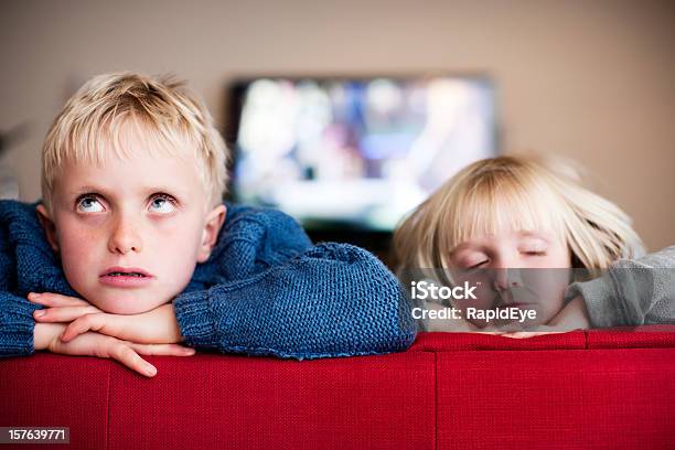 Photo libre de droit de Frère Jumeau Blonde Installezvous En Salle De Conseil Et Sleepy banque d'images et plus d'images libres de droit de Télévision