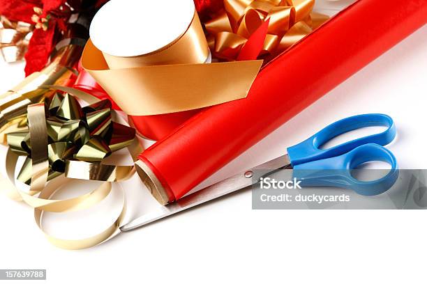 Christmasverpackungsmaterial Stockfoto und mehr Bilder von Weihnachtspapier - Weihnachtspapier, Band, Bunt - Farbton