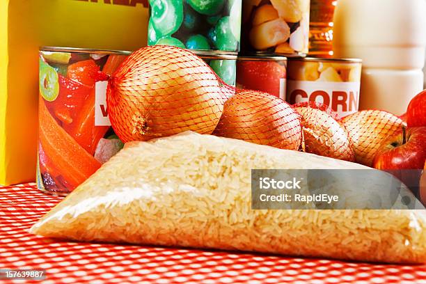 Zbliżenie Podstawowe Produkty Żywnościowe Ryż W Planie Z Tkaniny - zdjęcia stockowe i więcej obrazów Opakowanie