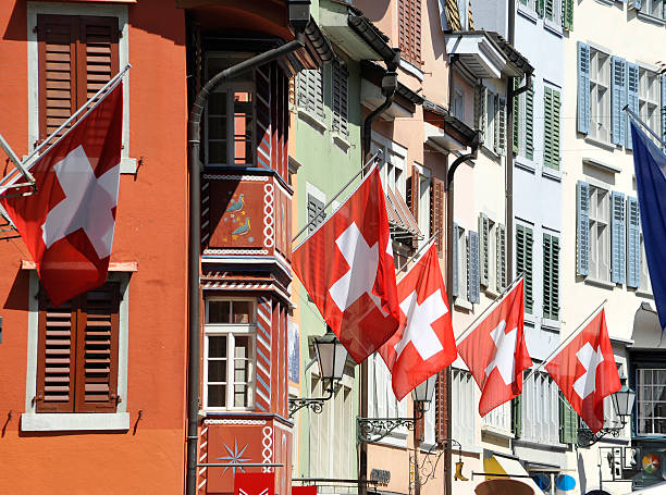 suiza de la ciudad de zurich con banderas en fachada de edificio - flagged fotografías e imágenes de stock
